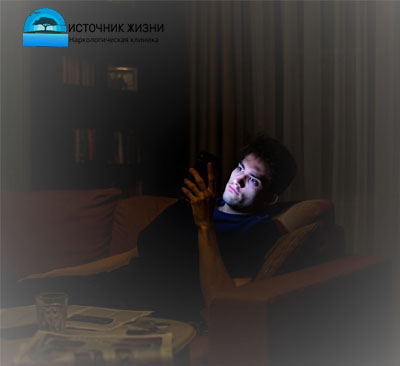 Мужчина сидит в телефоне до поздна